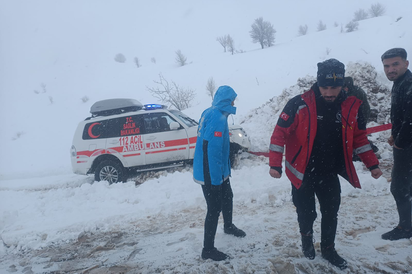 Çığ düşen yolda mahsur kalan 12 kişi kurtarıldı