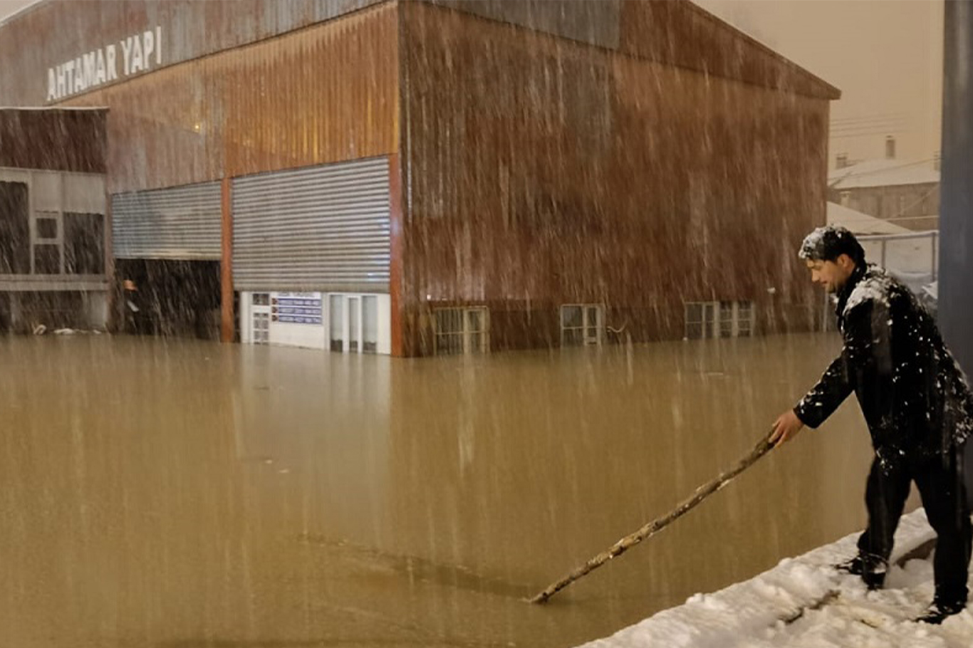 Van’da iş yeri ve otopark sular altında kaldı