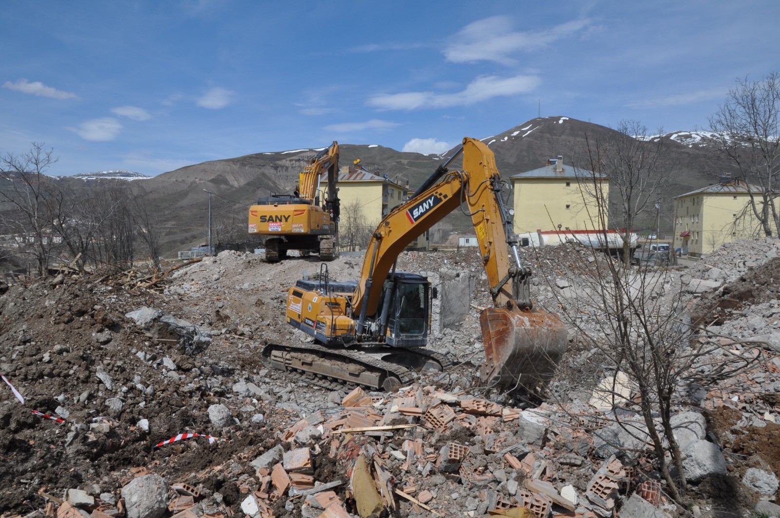 Tunceli’de ağır hasarlı binalar yıkılıyor