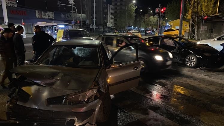 Bağlar'da trafik kazası: 4 yaralı