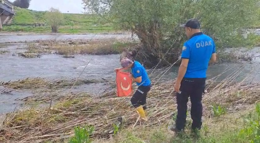 Bağıvar Mahallesi'nde Türk Bayrağı Bulundu