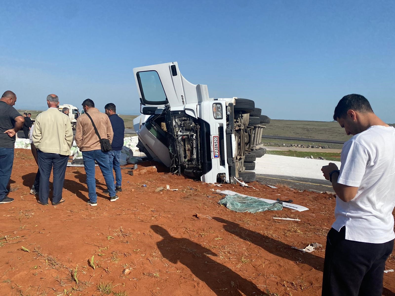 Devrilen tır, Siverek-Diyarbakır karayolunu 2 saat kapattı