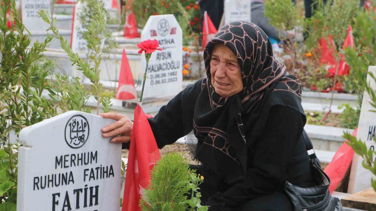 Deprem mezarlığında hüzünlü bayram