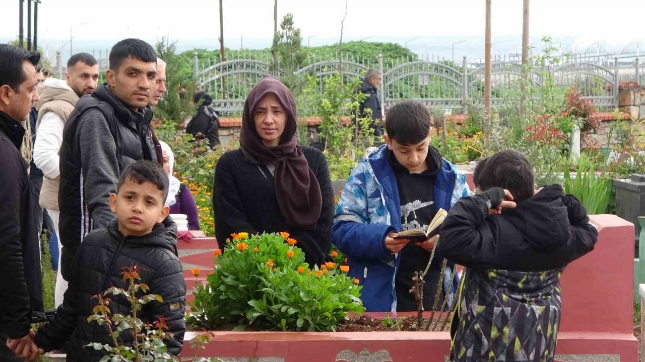 Diyarbakır’da deprem mezarlığında hüzünlü bayram