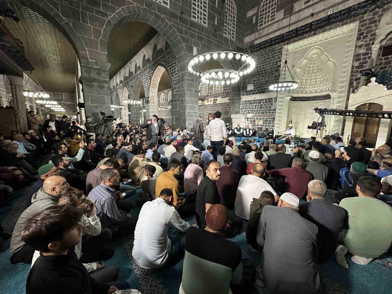 Diyarbakır’da Kadir Gecesi’nde cami cemaatine Kur’an-ı Kerim dağıtıldı