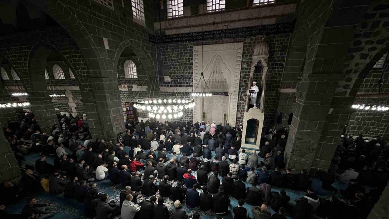 Diyarbakır’da vatandaşlar bayram namazı için Ulu Cami’ye akın etti