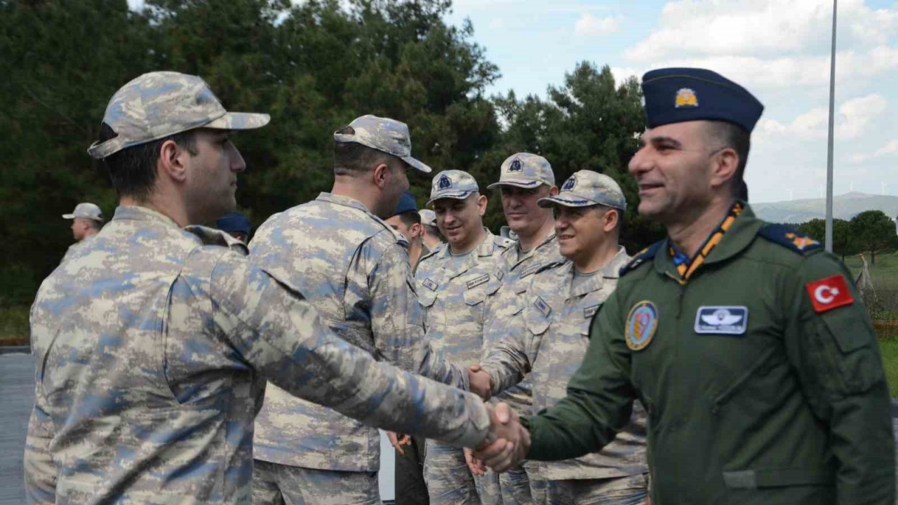 Gökyüzünün yılmaz bekçileri bayramlaştı