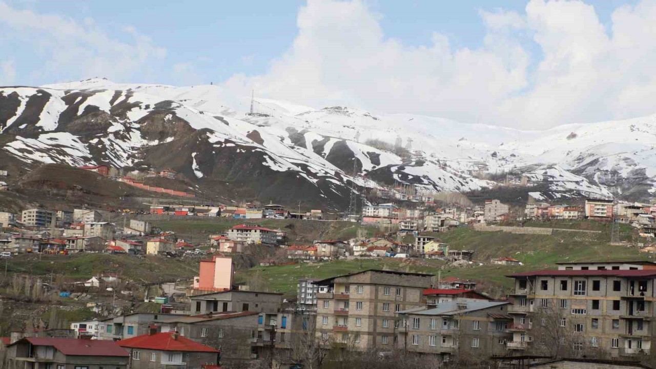 Hakkari dağları yeniden beyaza büründü