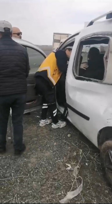 Kars’ta trafik kazası: 3 yaralı