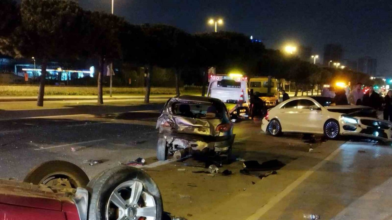 Kartal sahil yolunda 4 araçlı zincirleme trafik kazası: 5 yaralı