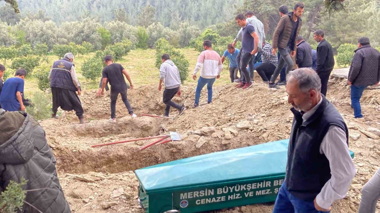 Mersin’de cinayete kurban giden 3 kişilik ailenin cenazeleri defin edildi