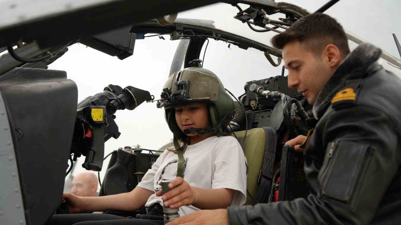 Pilot koltuğuna geçen minikler, çocuk bayramında hayallerini gerçekleştirdi