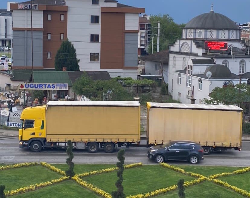 Şüphe üzerine durdurulan tırda 10 düzensiz göçmen yakalandı: 2 gözaltı