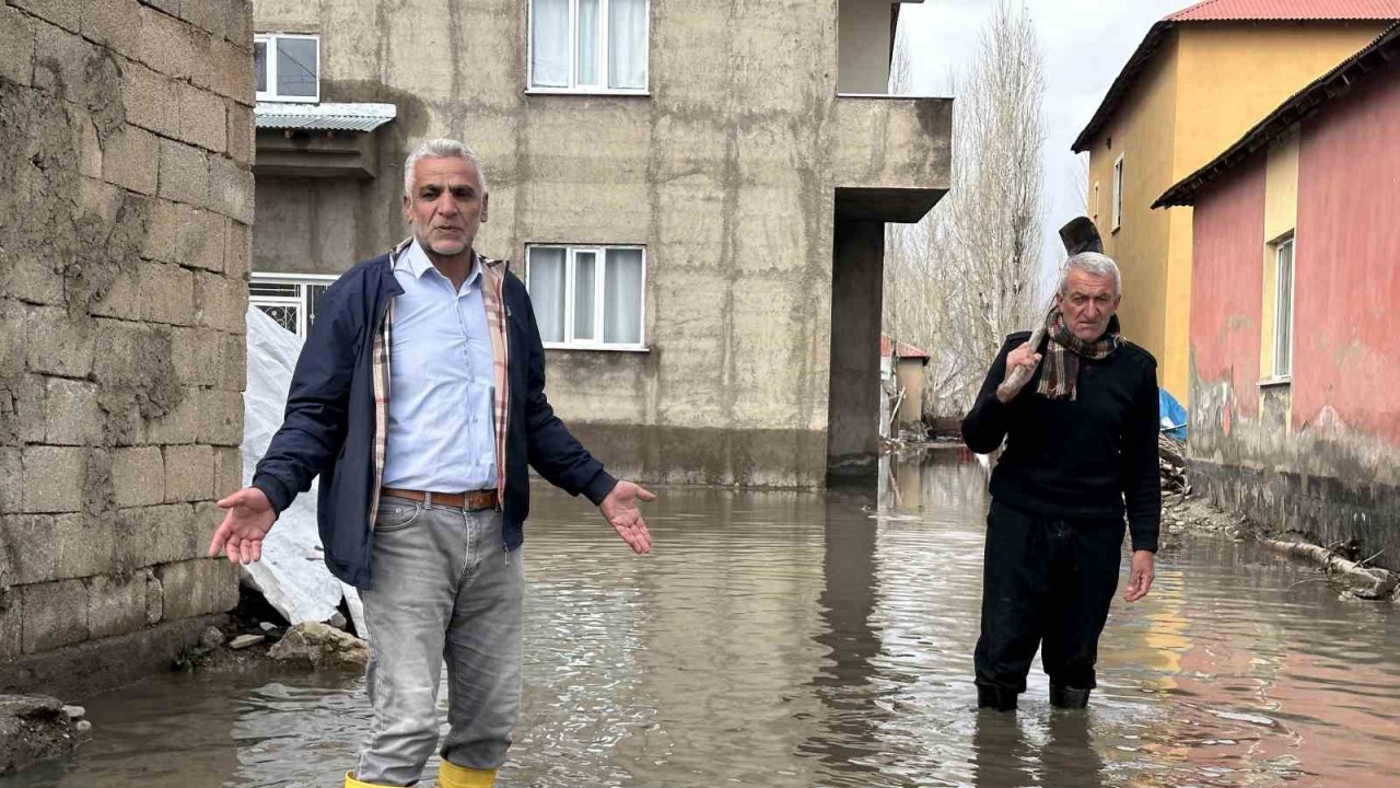 Yüksekova’da sağanak yağışta evler sular altında kaldı