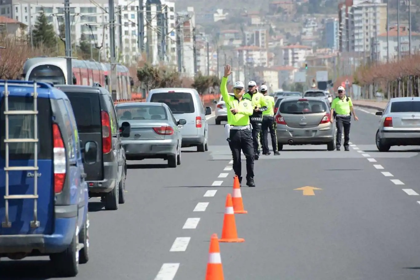 Ağır tonajlı araçların İstanbul ve Ankara'ya girişleri durduruldu