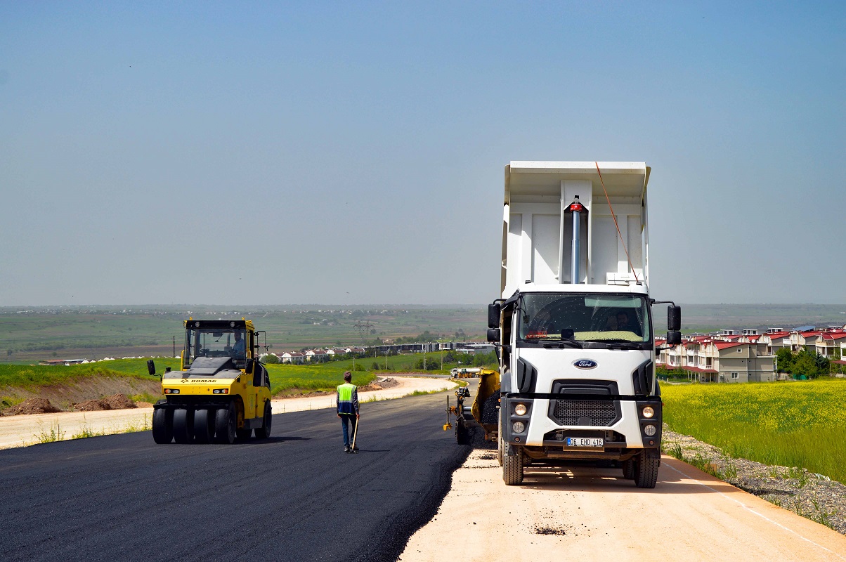 Diyarbakır'da Bırkleyn Caddesi'nde Yol Yapım Çalışmaları Hızla İlerliyor