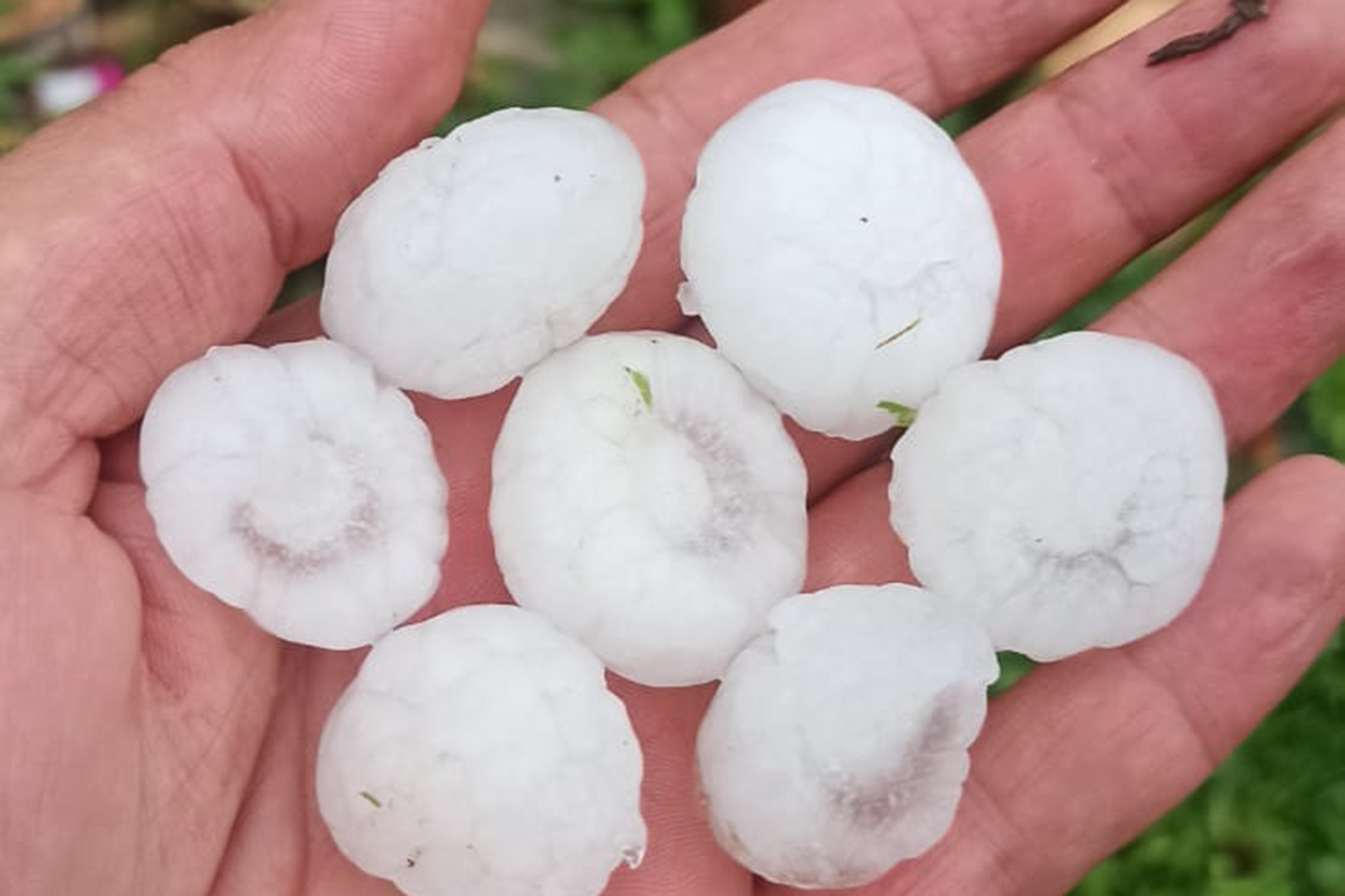 Diyarbakır'da ceviz büyüklüğünde dolu yağdı