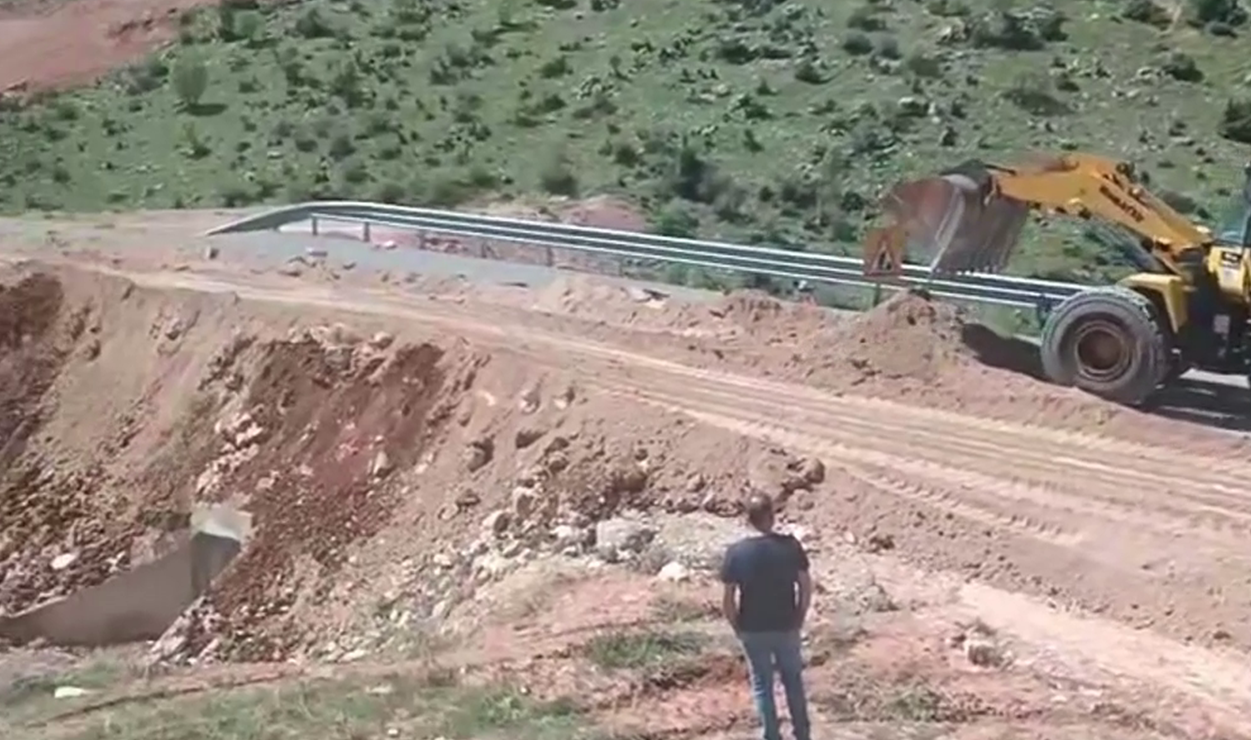 Siirt'e onlarca köy yoluna ulaşım sağlayan yol çöktü