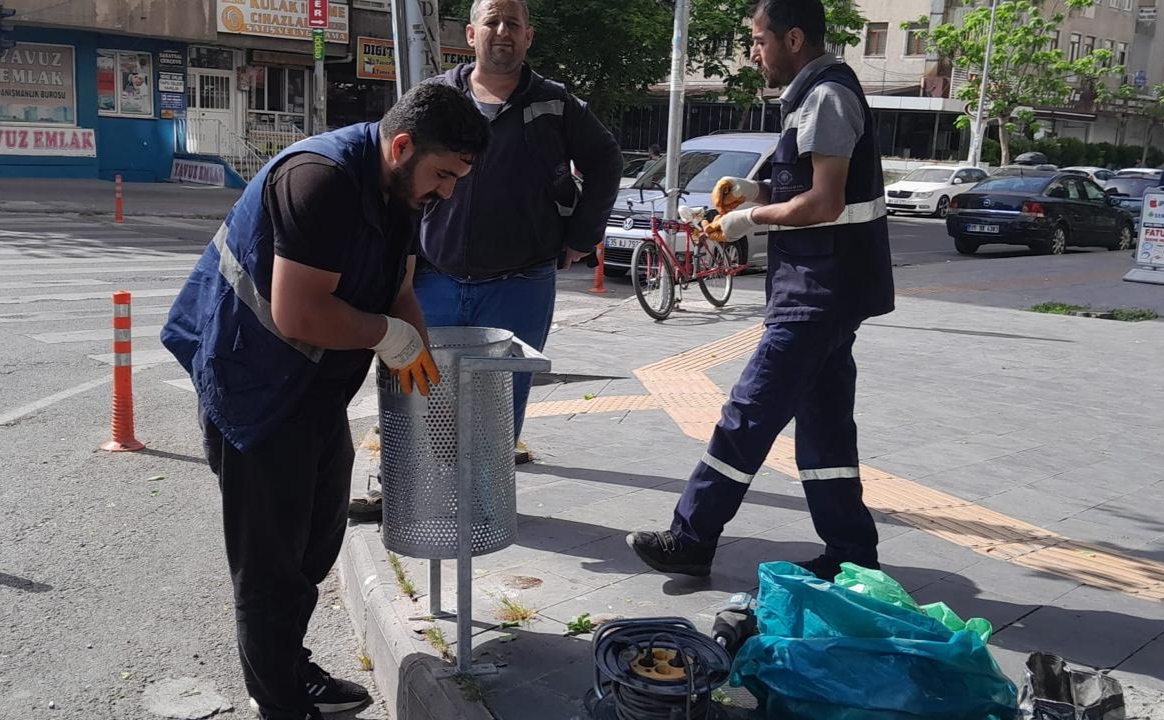 Diyarbakır'da ana yollara çöp kovaları yenilendi