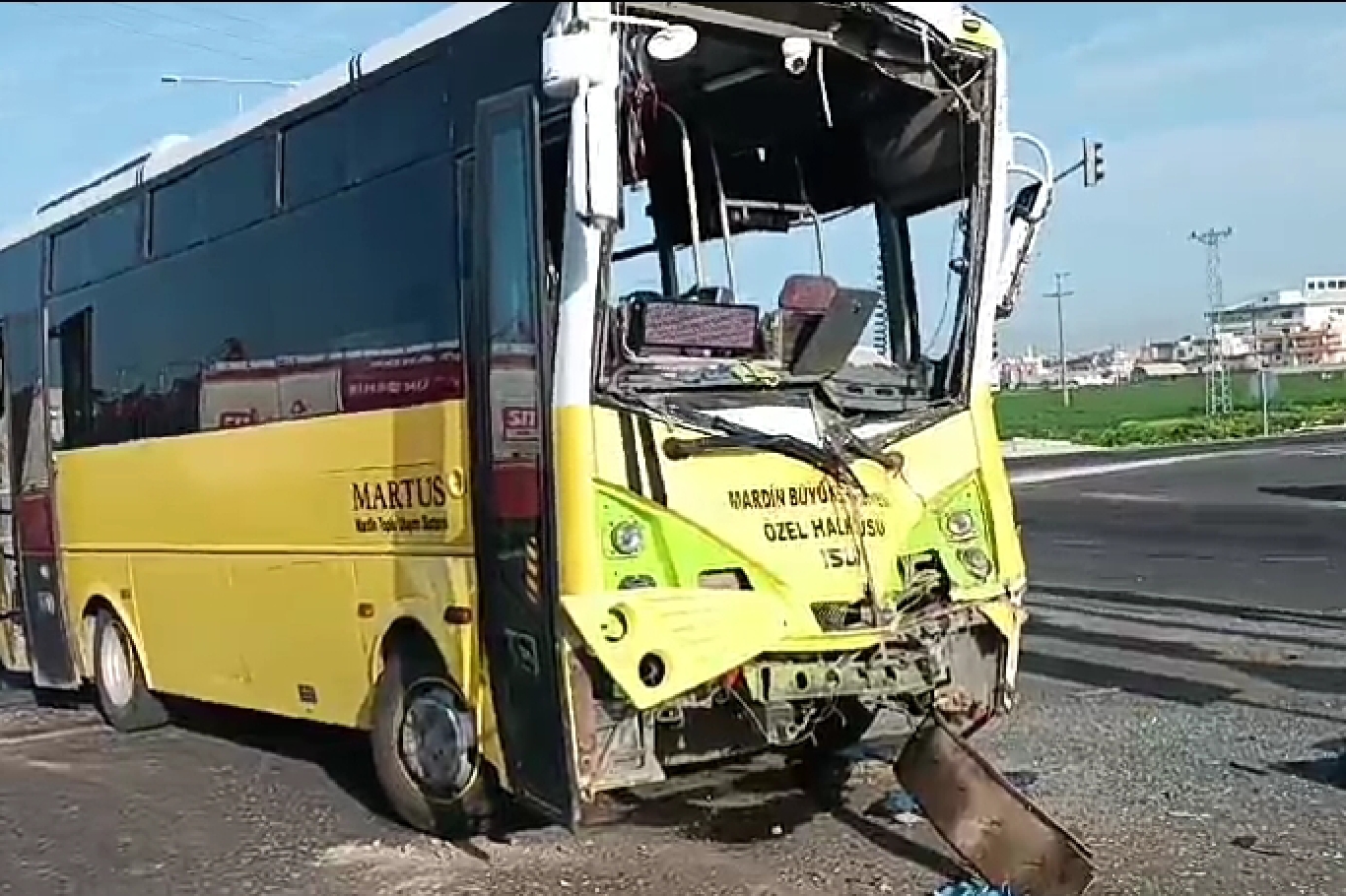 Mardin’de tır ile halk otobüsü çarpıştı: 18 yaralı