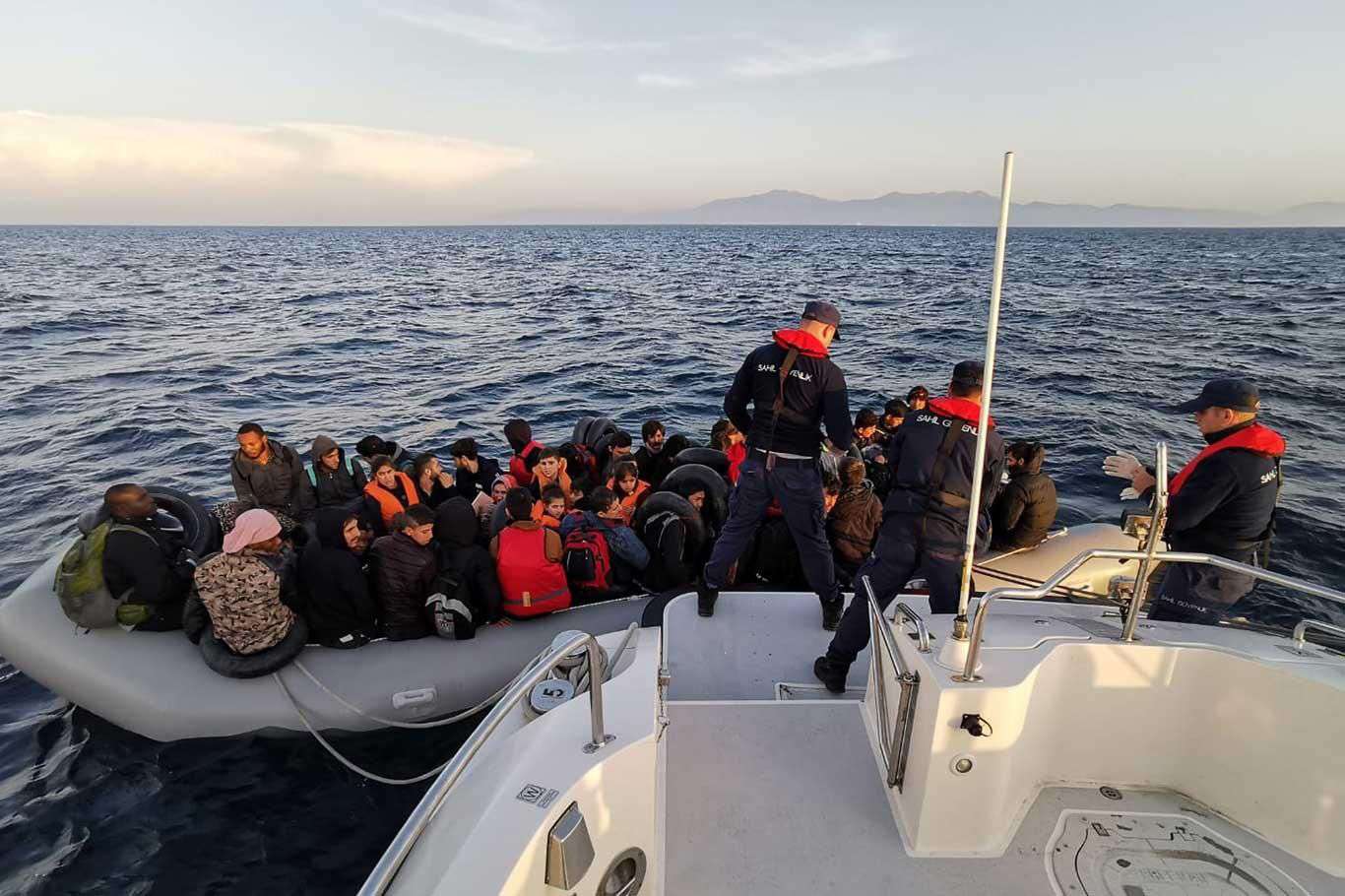 Muğla açıklarında düzensiz göçmenler boğulma tehlikesi geçirdi