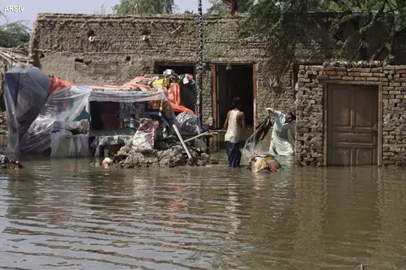 Pakistan'da şiddetli yağış: 2 ev çöktü, 10 ölü