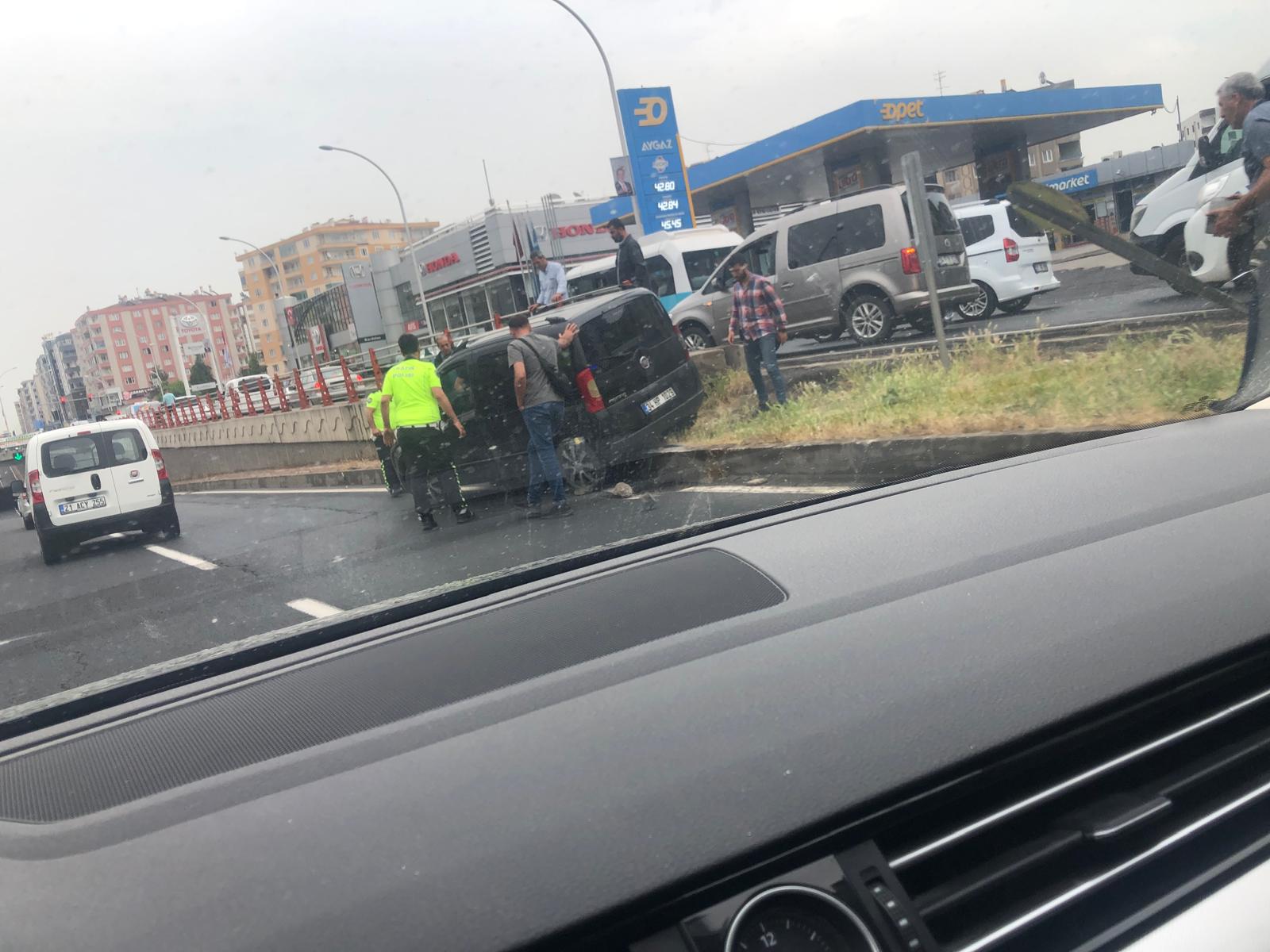 Bağlar İlçesi Tesisler Kavşağında Maddi Hasarlı Trafik Kazası