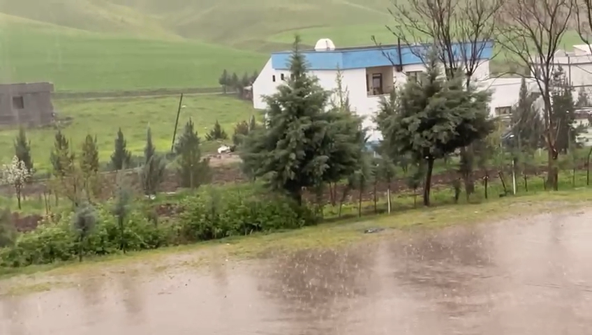 Diyarbakır'da olduğu gibi kırsal ilçelerde de sağanak etkili oldu