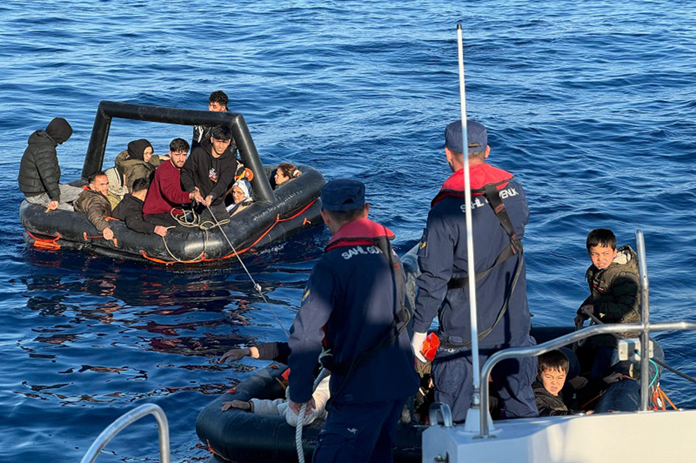 14'ü çocuk 30 düzensiz göçmen kurtarıldı