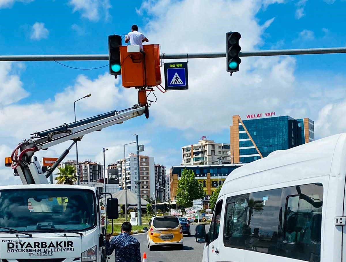 Diyarbakır'da Yaya Geçitleri İçin Aydınlatma LED'leri Kuruluyor