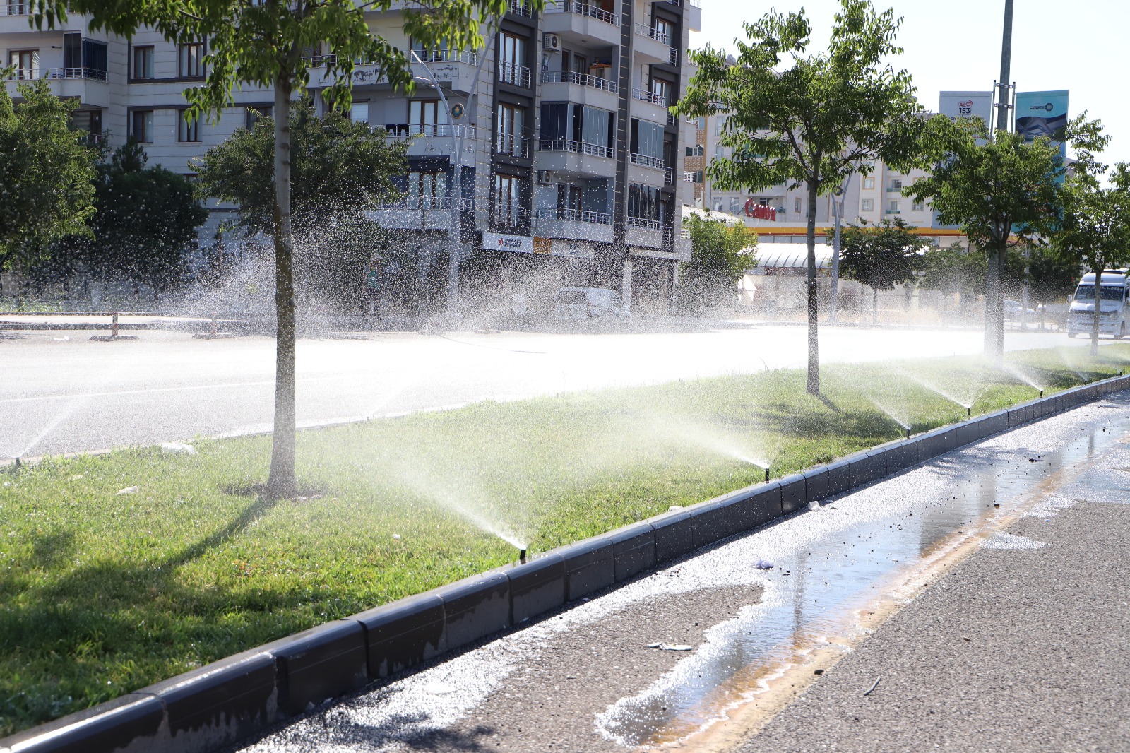 Diyarbakır'da Yeşil Alan Sulama Çalışmaları Başladı