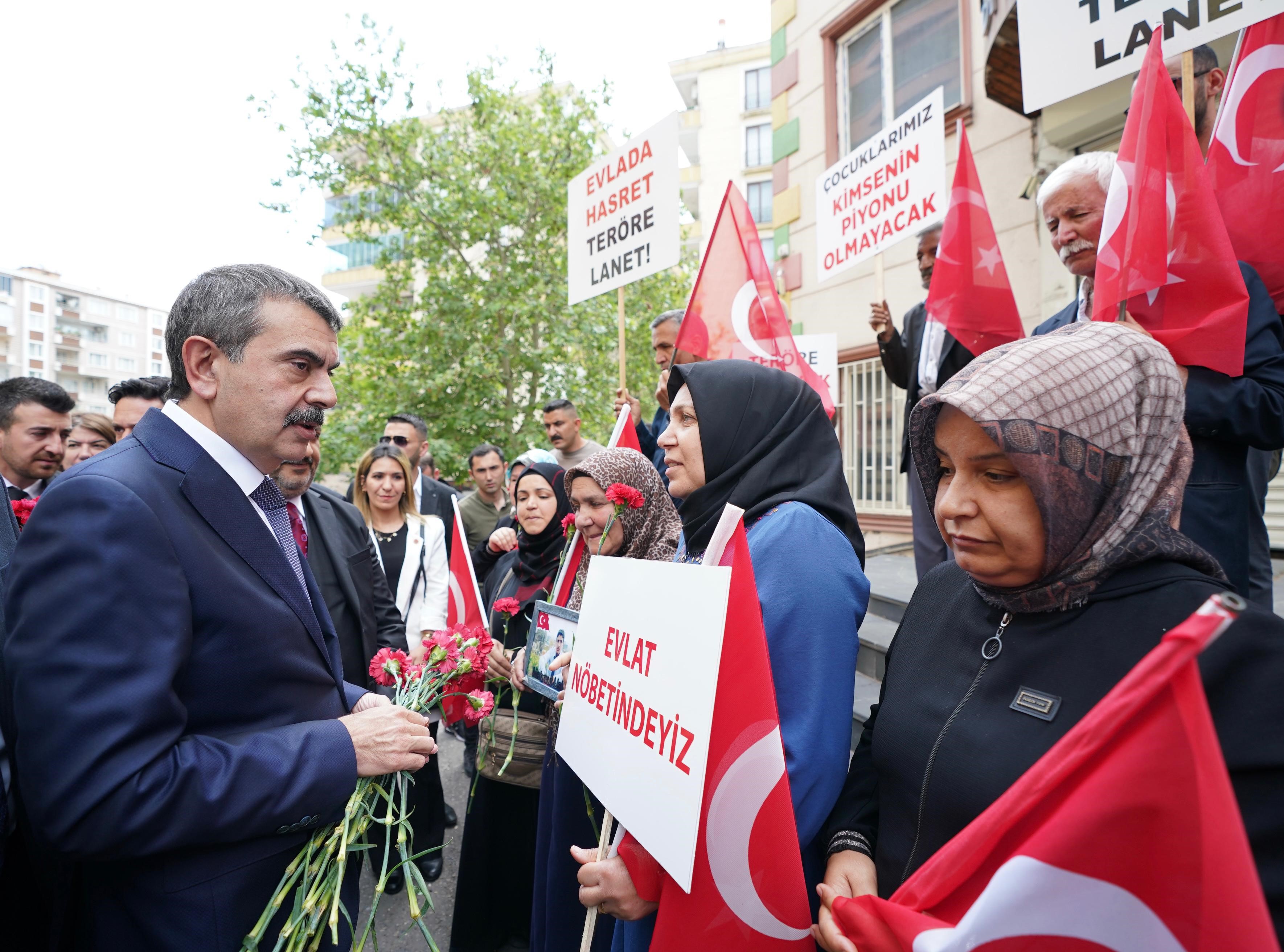 Millî Eğitim Bakanı Diyarbakır'daki Evlat Nöbeti Ailelerini Ziyaret Etti