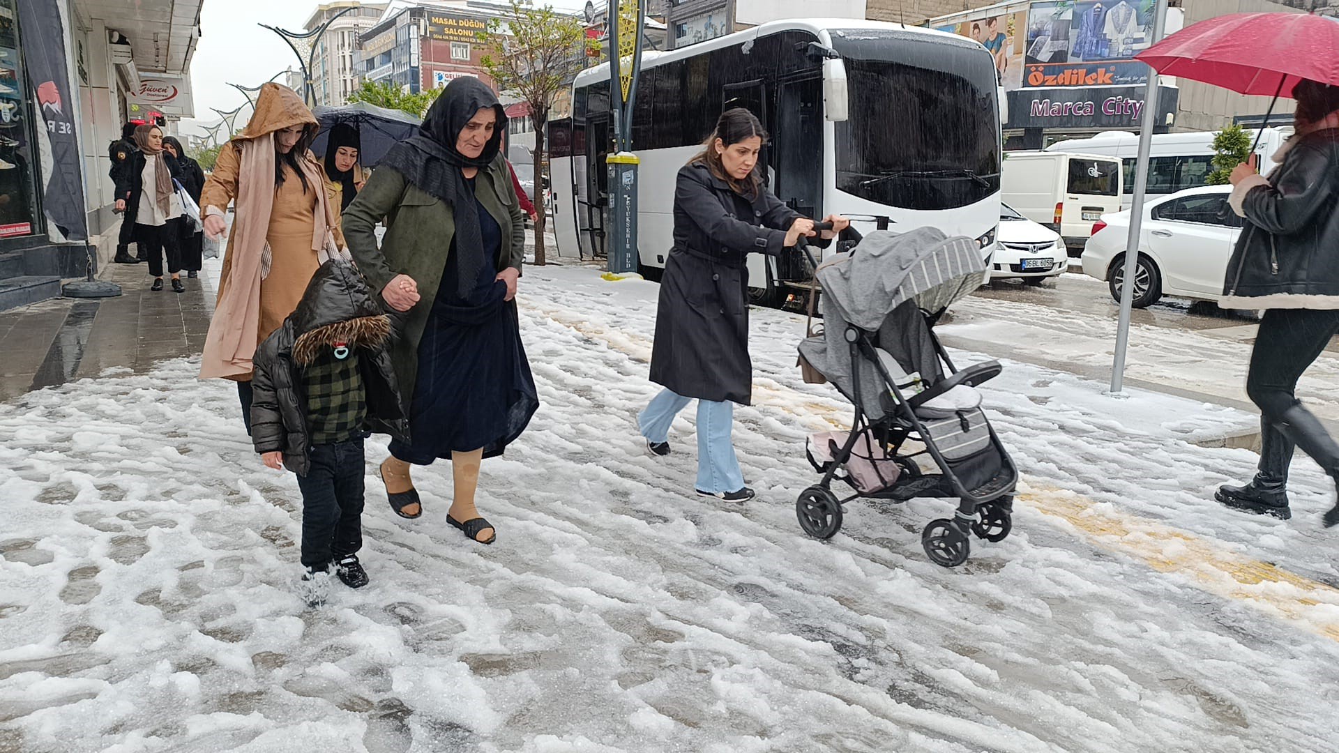 Aniden bastıran dolu yağışı kentti beyaza bürüdü!