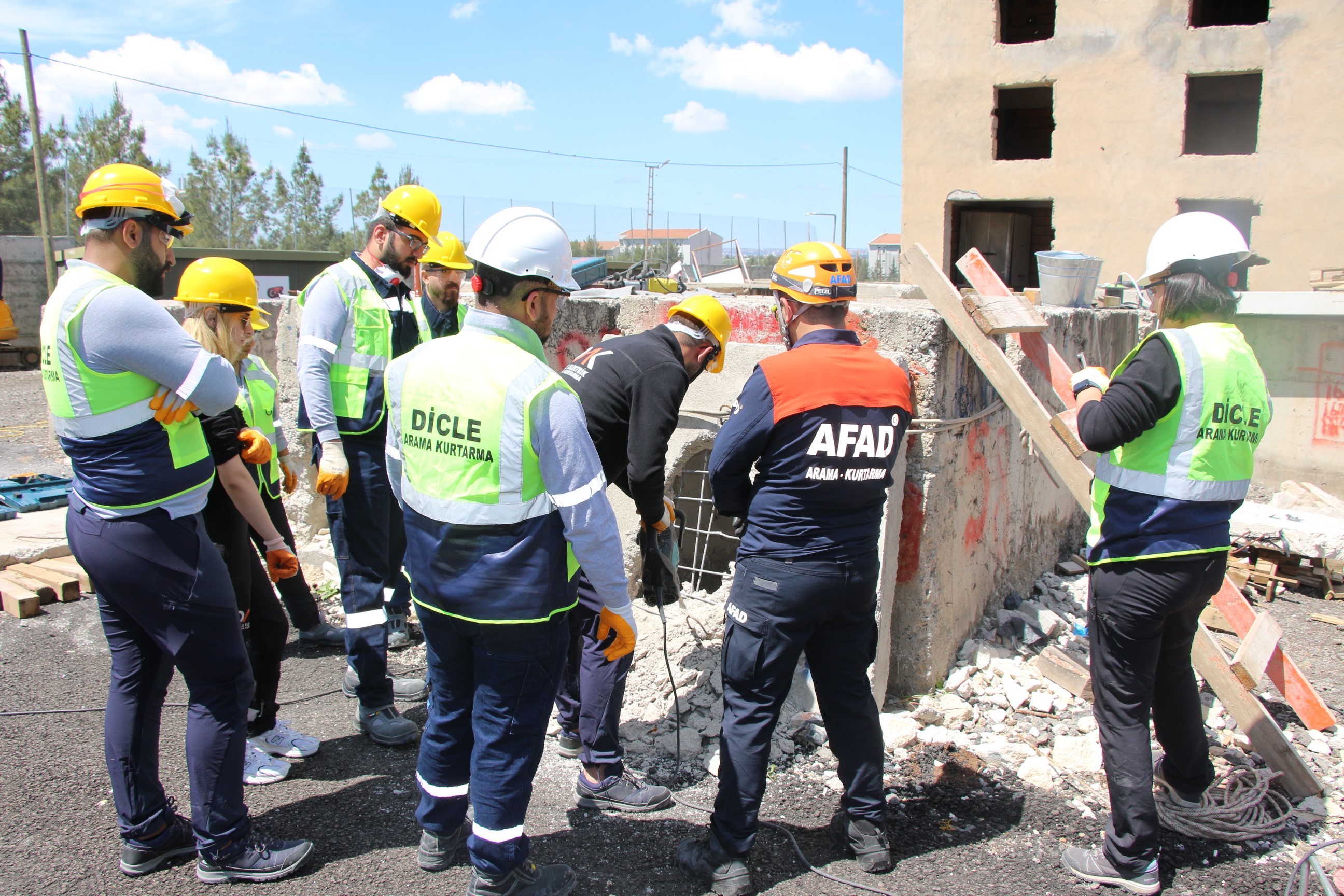 Dicle Elektrik Arama Kurtarma Ekibine AFAD Eğitimi