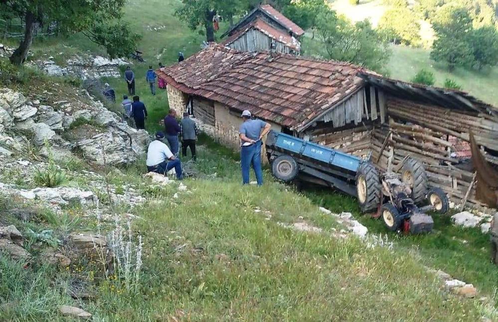 Devrilen traktörün altında kalan genç hayatını kaybetti