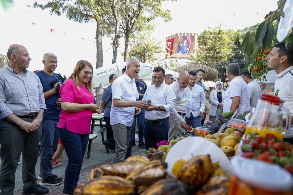 Başkan Özçelik tescilli fıstıklı limonatayı tanıttı