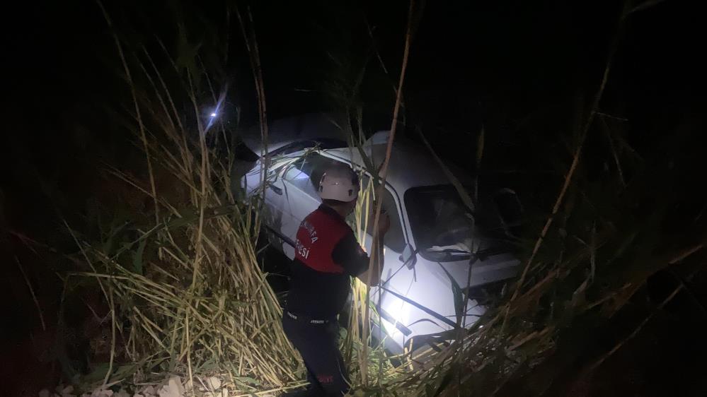 Şanlıurfa'da otomobil tahliye kanalına devrildi: 2 yaralı-1