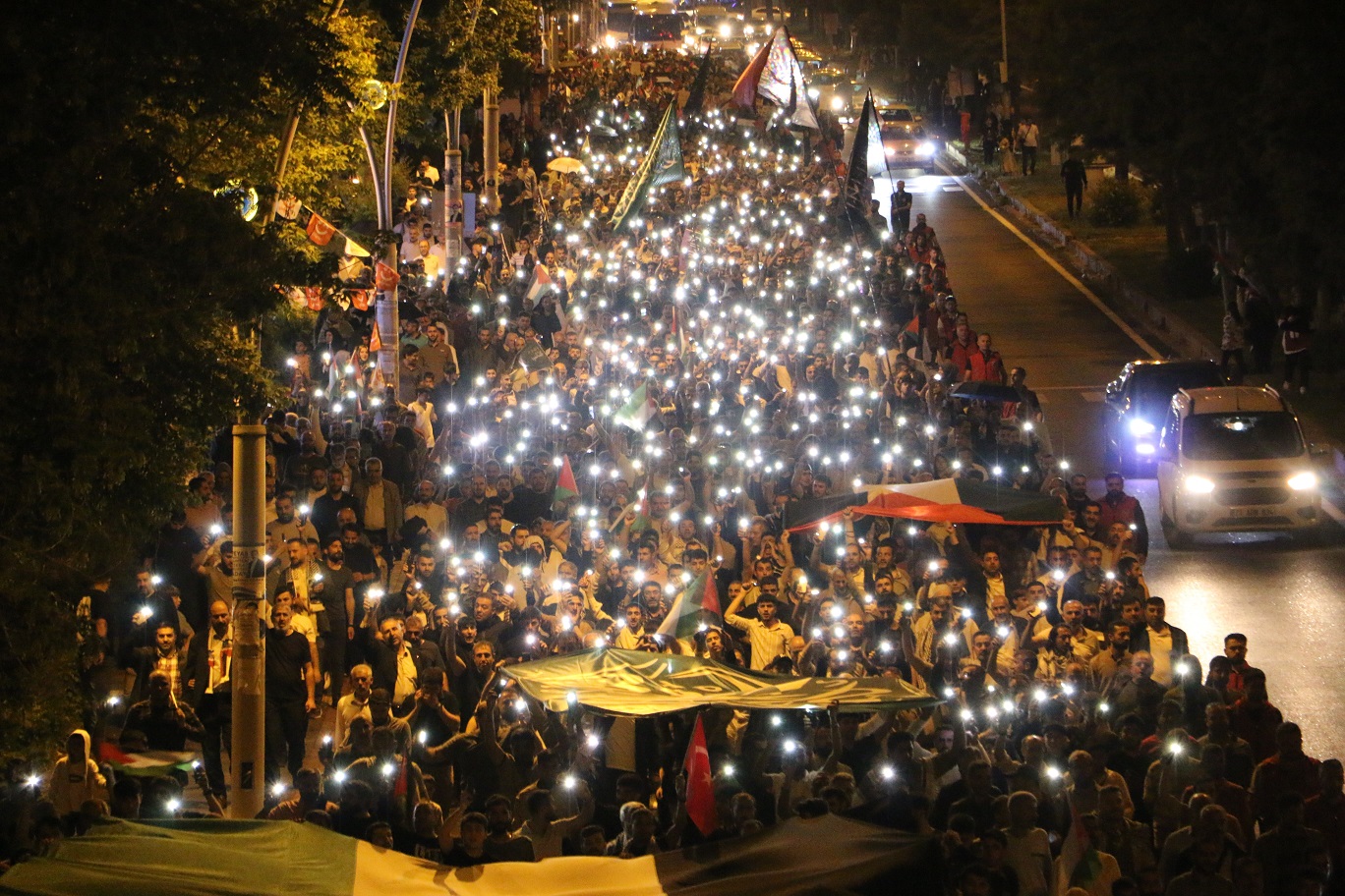 Diyarbakır'da Binler İsrail Saldırılarını Protesto Etti