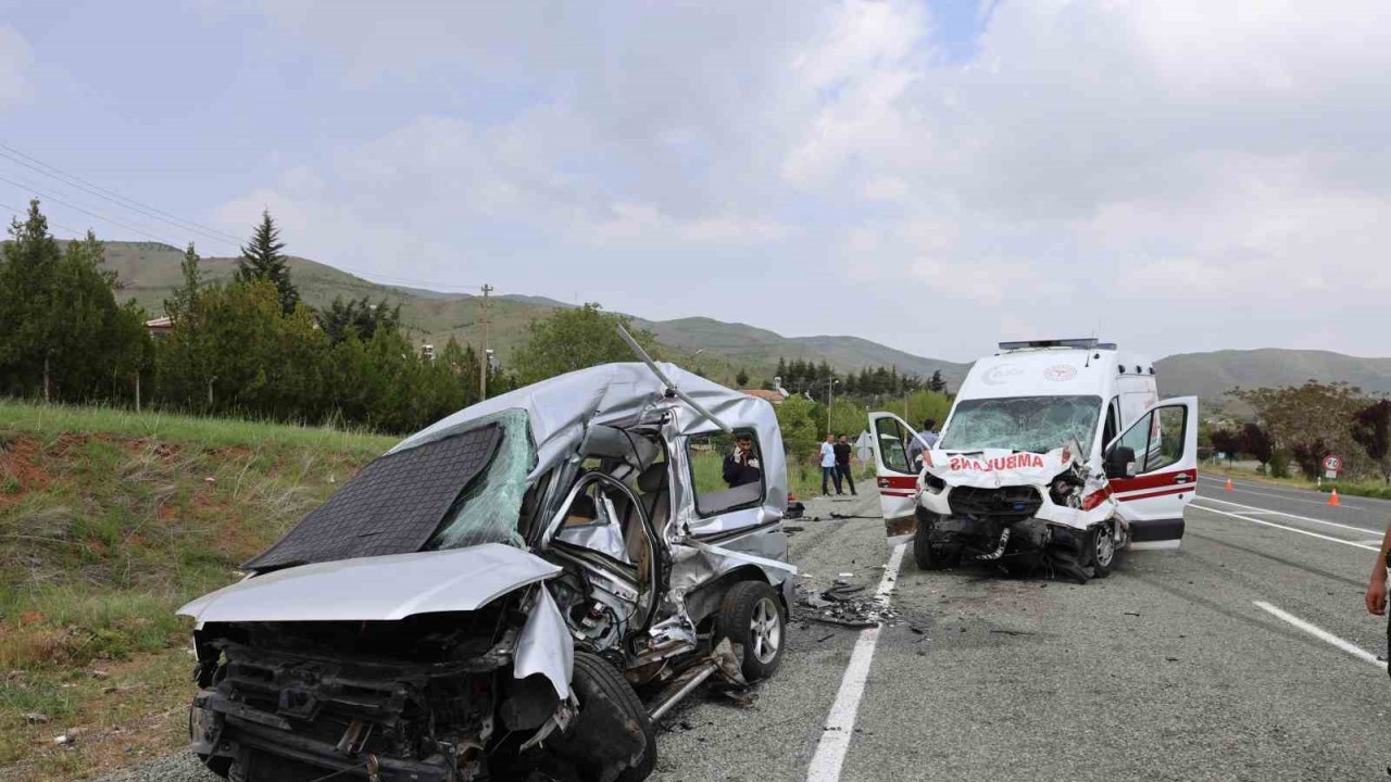 Elazığ'da Ambulansla Ticari Araç Çarpışması: 6 Yaralı