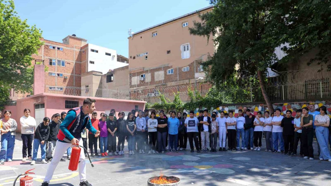 İtfaiyeden öğrencilere uygulamalı eğitim