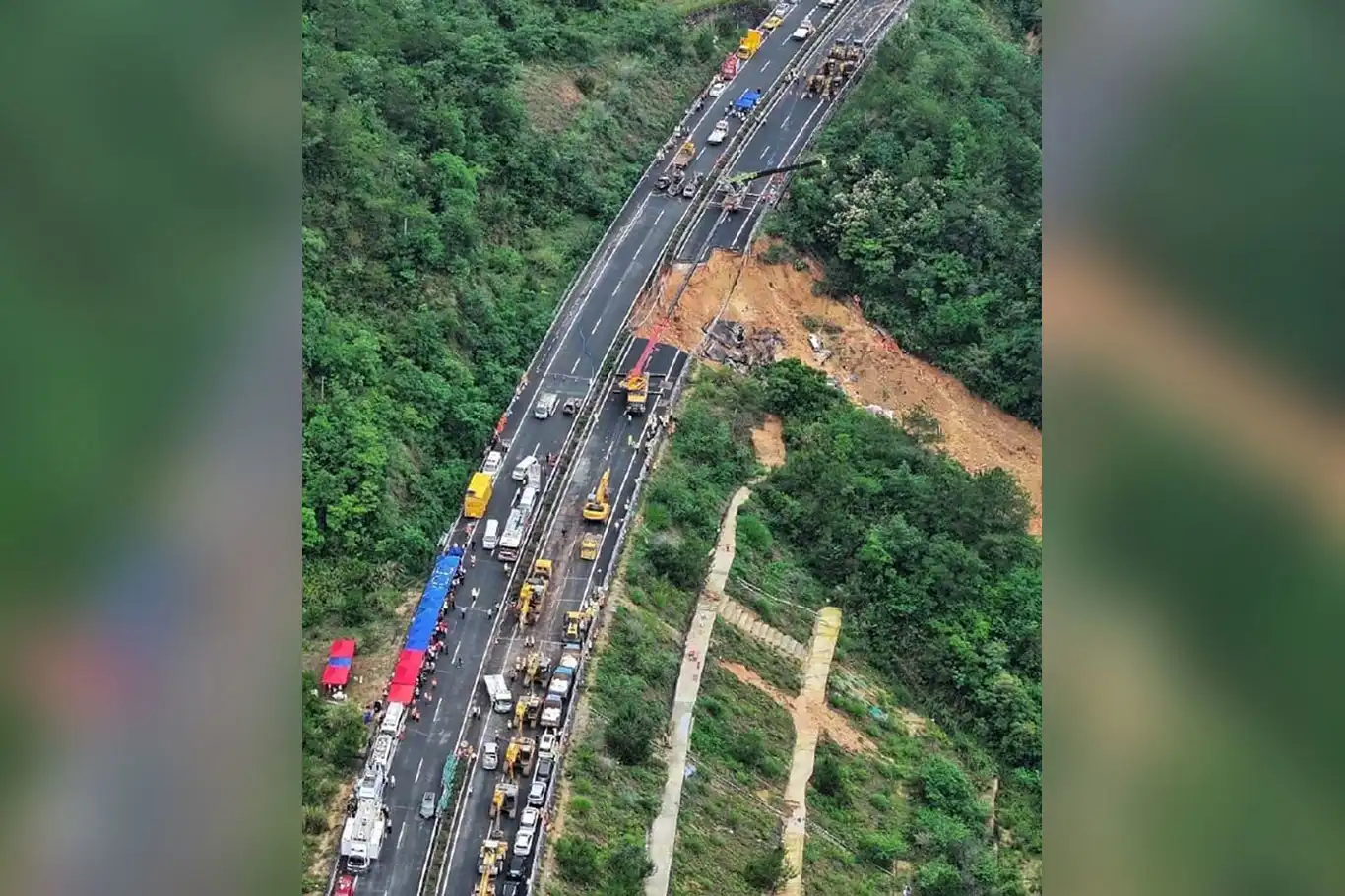 Çin'de otoyol çökmesinde ölü sayısı 36'ya yükseldi