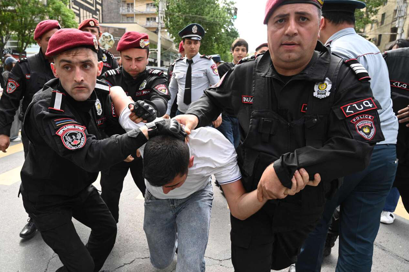 Ermenistan'da başbakanın istifasını isteyen 38 protestocu daha tutuklandı