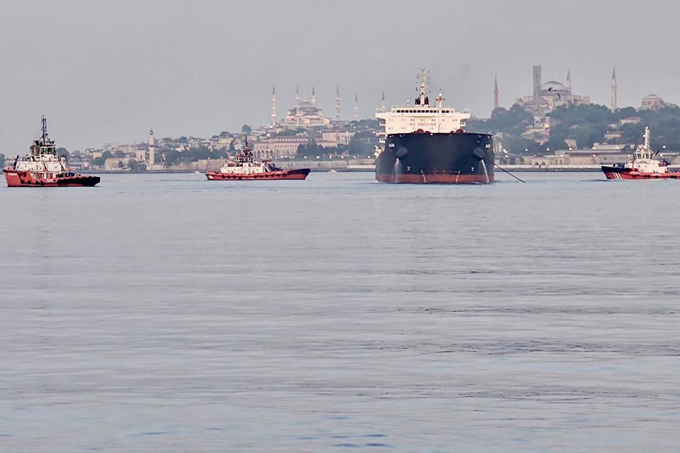 İstanbul Boğazı'nda gemi trafiği çift yönlü askıya alındı