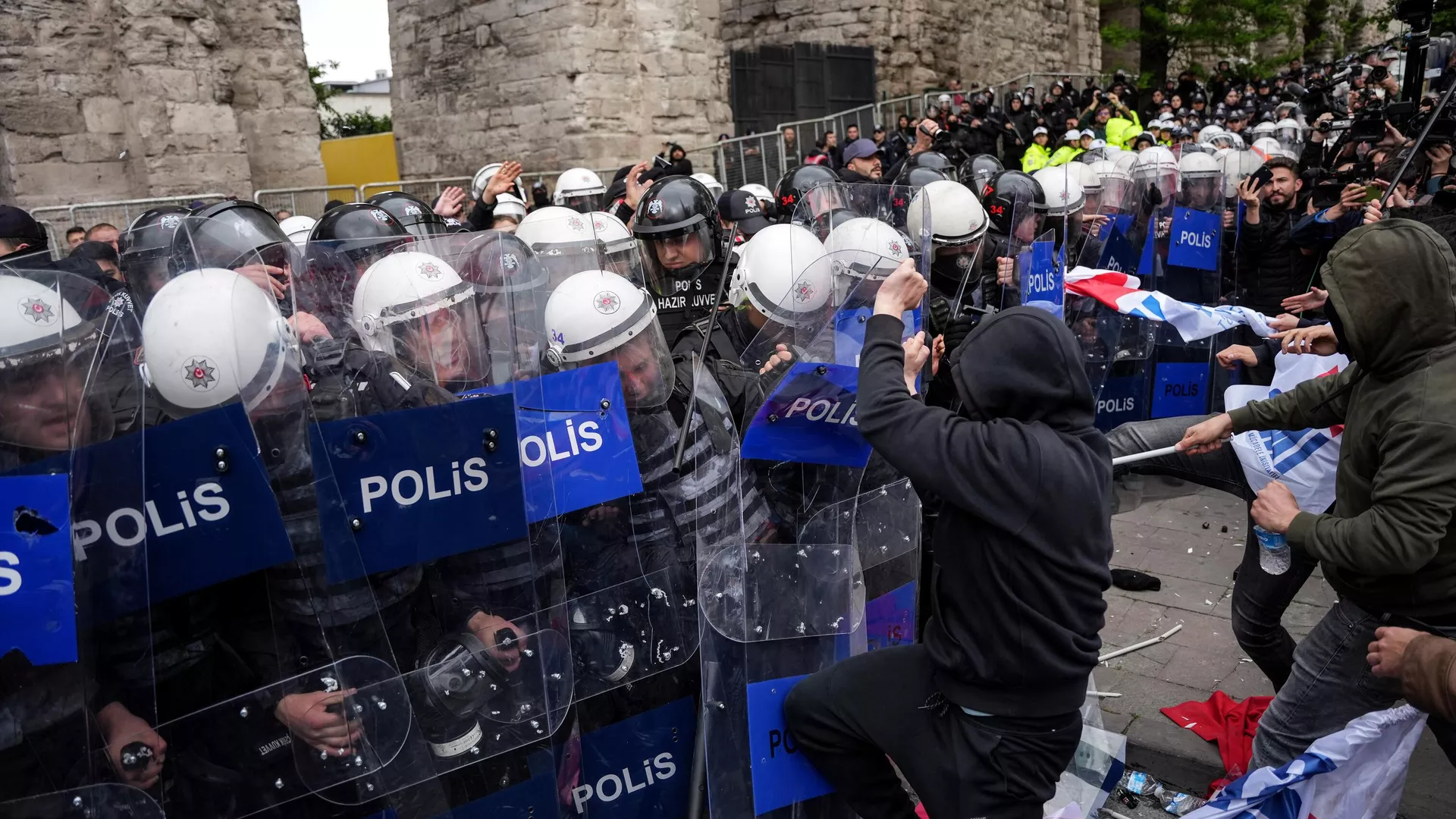 İstanbul'da polise saldıran 65 kişi gözaltında