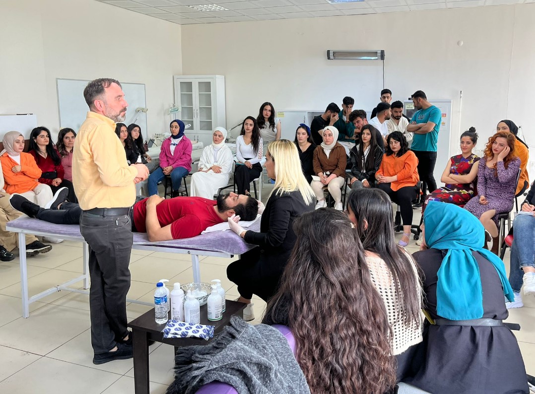 Dicle Üniversitesi'nde Kozmetik ve Cilt Bakımı Eğitimi