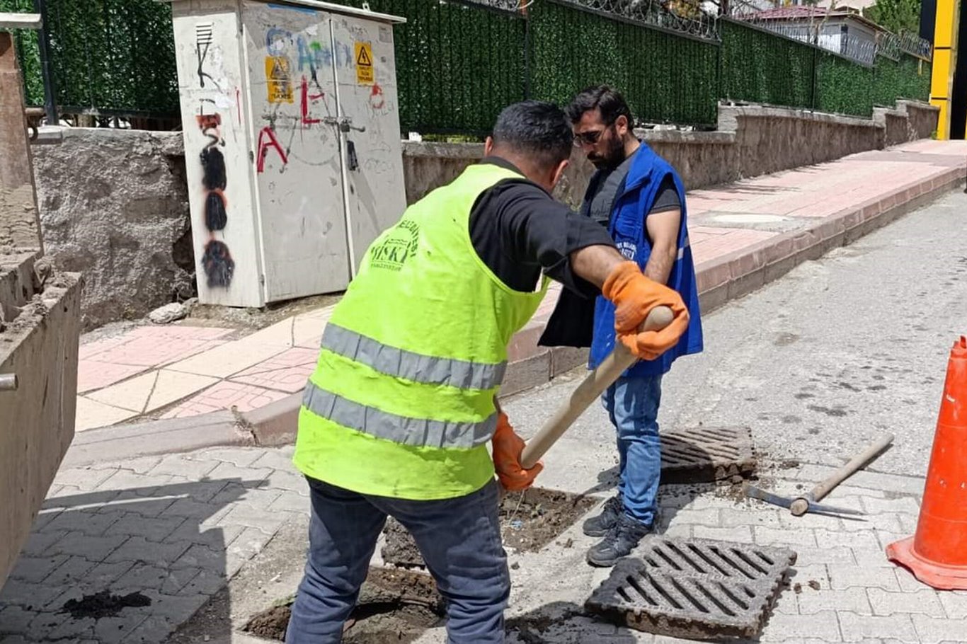 Siirt Belediyesi, atıklar nedeniyle tıkanan kanalları temizliyor