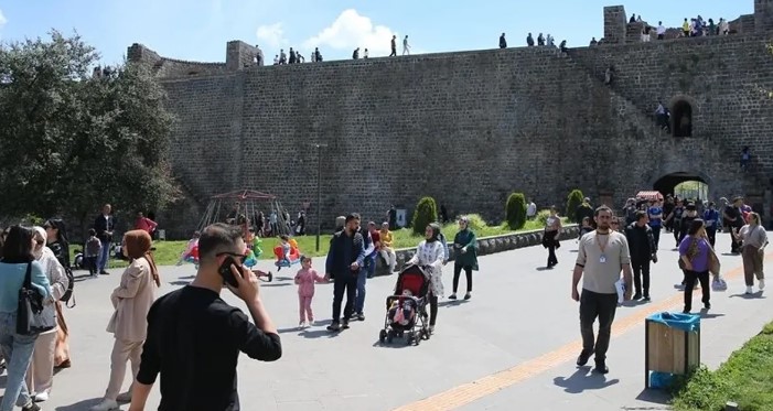 Diyarbakır’ın Tarihi Zenginlikleri Yine Ziyaretçi Akınına Uğradı