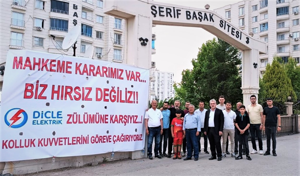 “Biz Hırsız Değiliz” yazılı pankart asmışlardı, kaçak elektrik çekerken yakalandılar