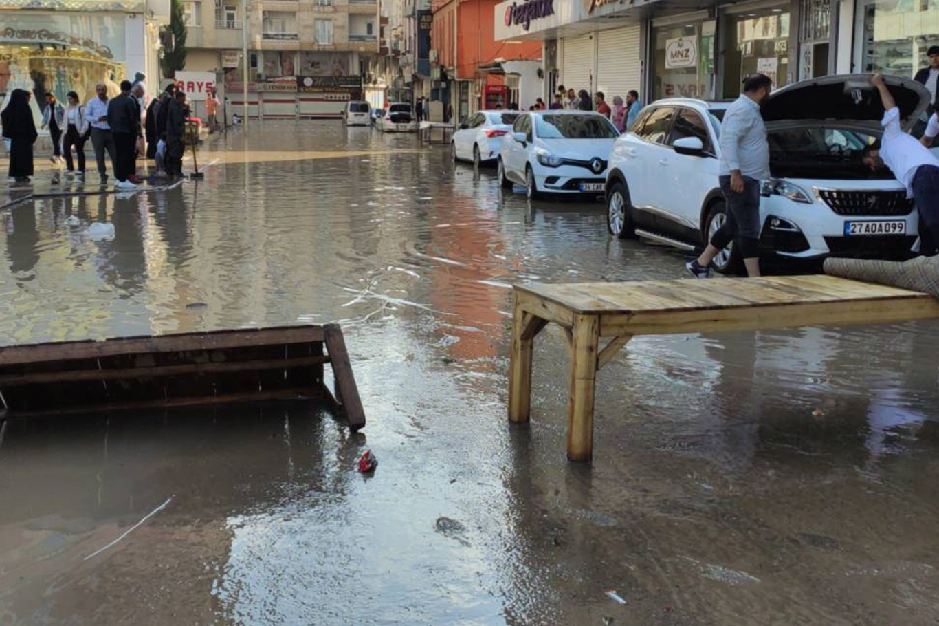 Yağmur sonrası cadde ve sokaklar göle döndü