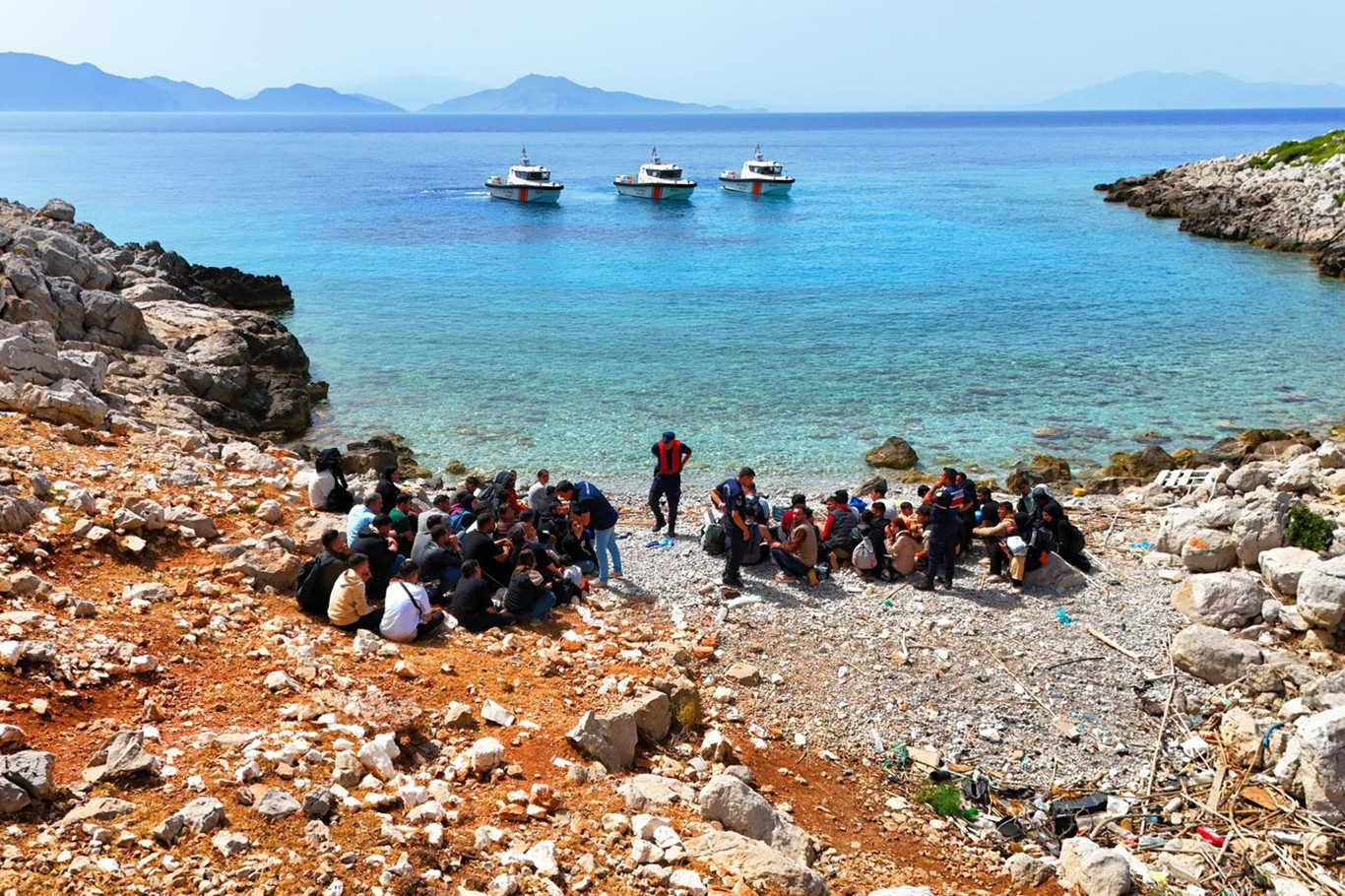 Yunanistan'ın geri ittiği düzensiz göçmenler karaya çıkarıldı